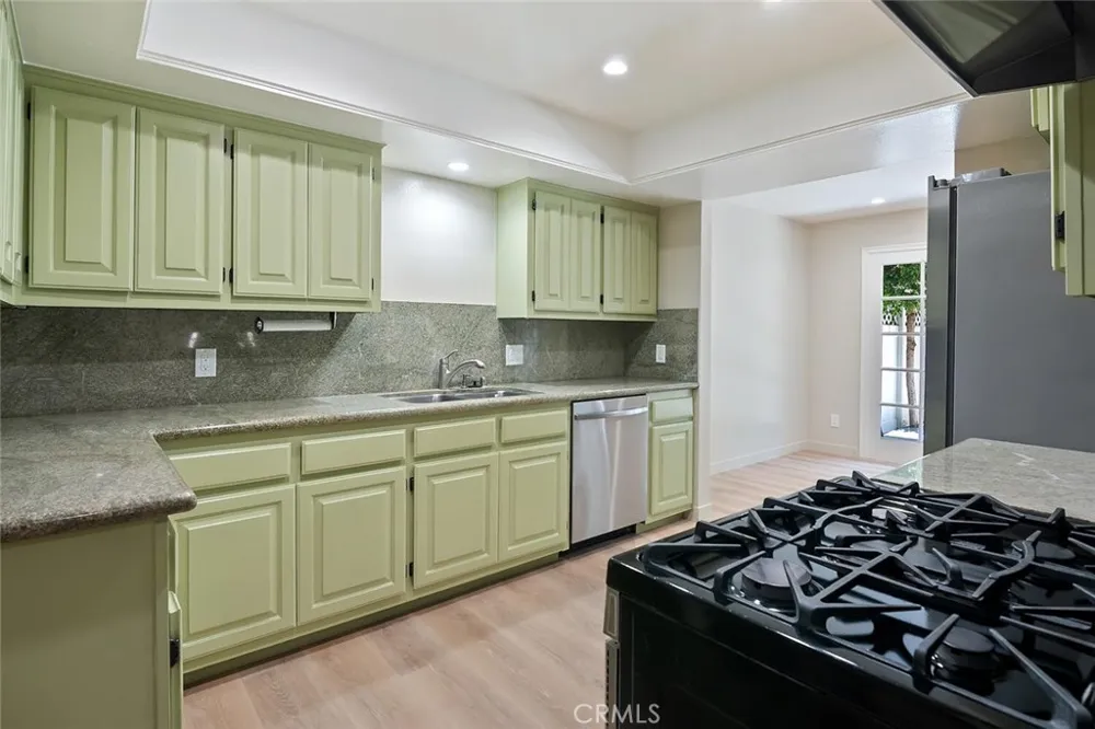 18850 Hatteras #5 Tarzana, CA 91356