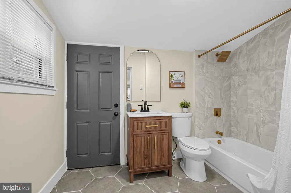 317 E VERNON Philadelphia, PA 19119