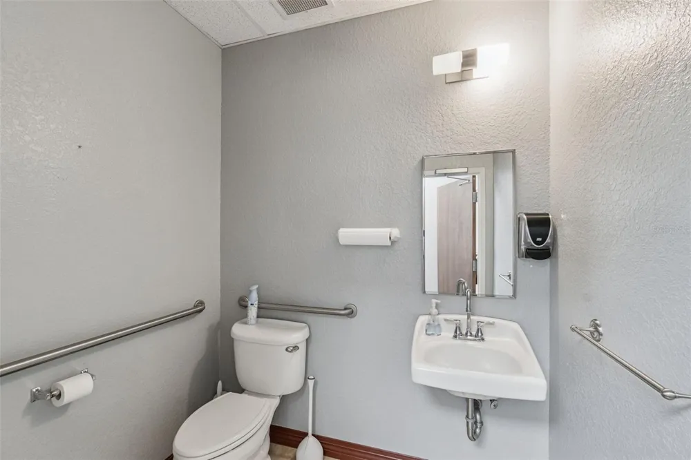 6881 KINGSPOINTE PARKWAY #6 Orlando, FL 32819