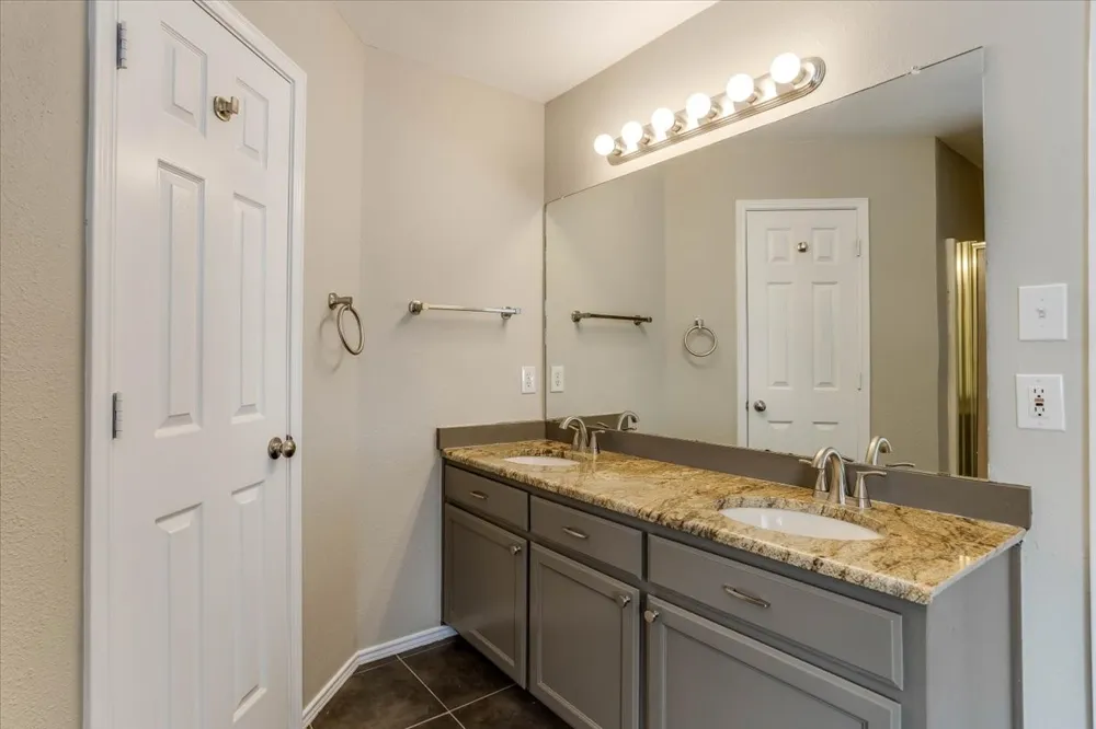 1025 Jessica Drive Burleson, TX 76028