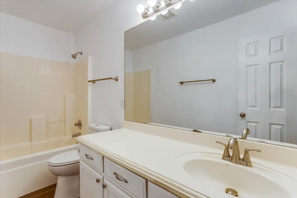 1025 Jessica Drive Burleson, TX 76028