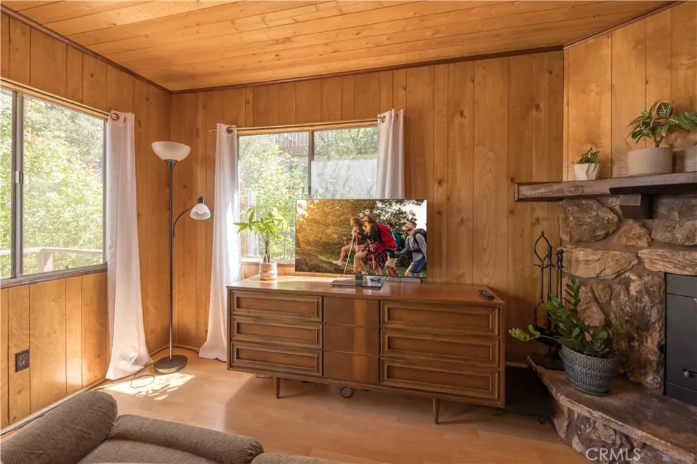 260 Highland Sugarloaf, CA 92386