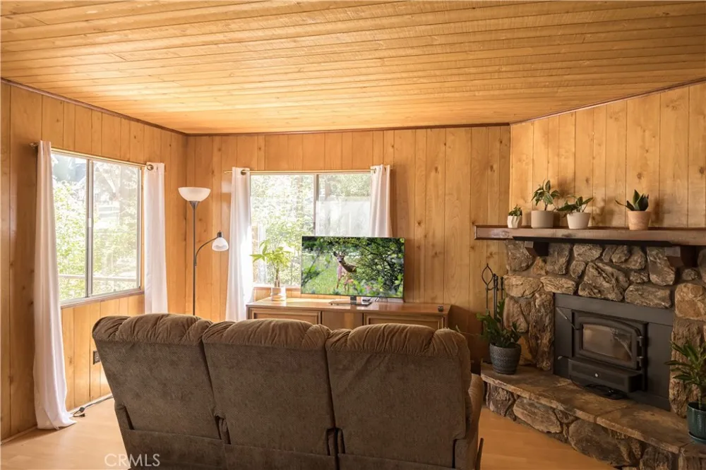 260 Highland Sugarloaf, CA 92386