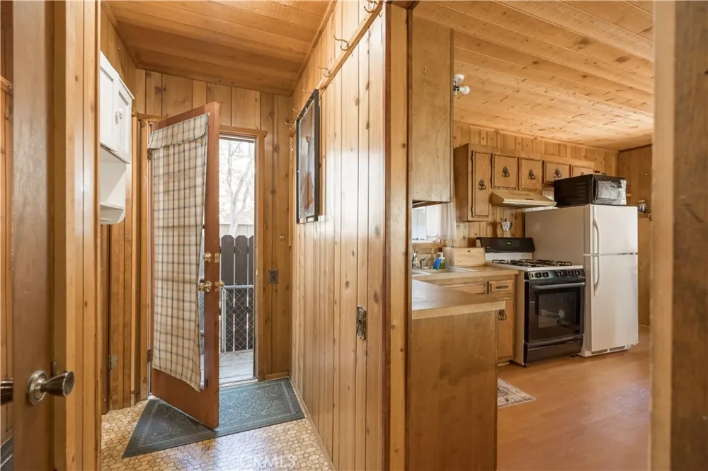260 Highland Sugarloaf, CA 92386