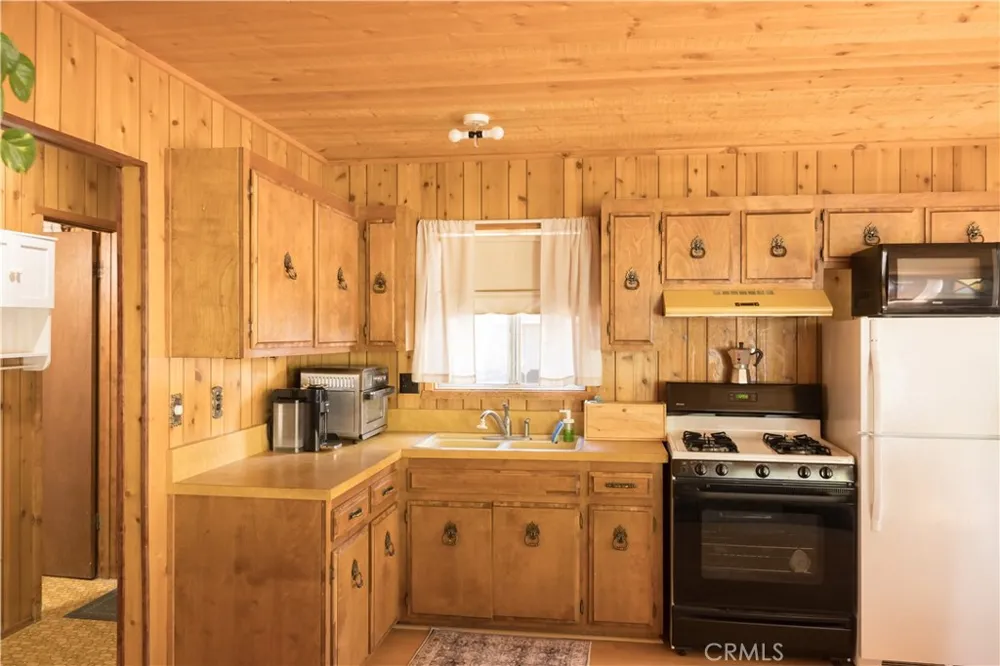 260 Highland Sugarloaf, CA 92386