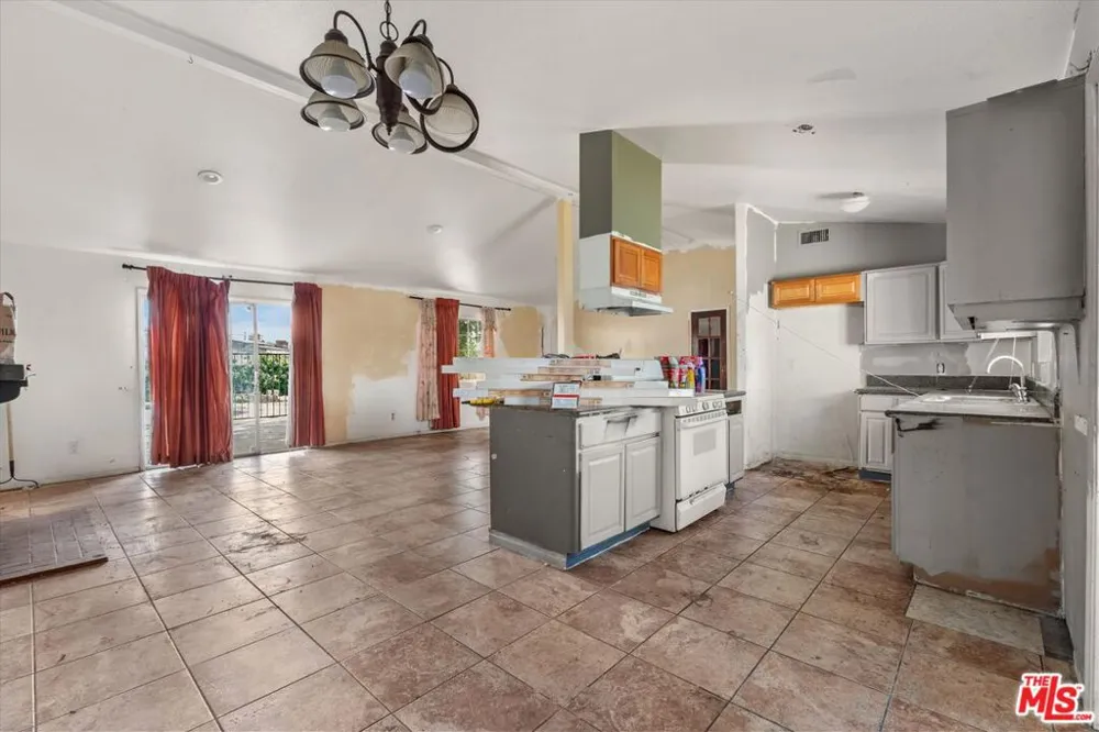 13770 Sproule Avenue Sylmar, CA 91342