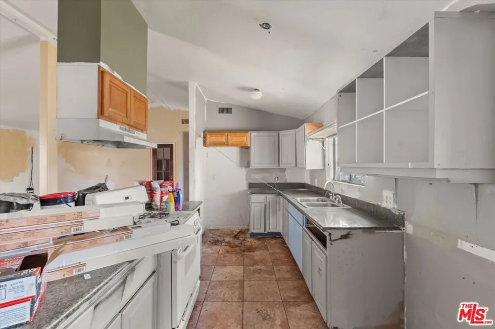 13770 Sproule Avenue Sylmar, CA 91342