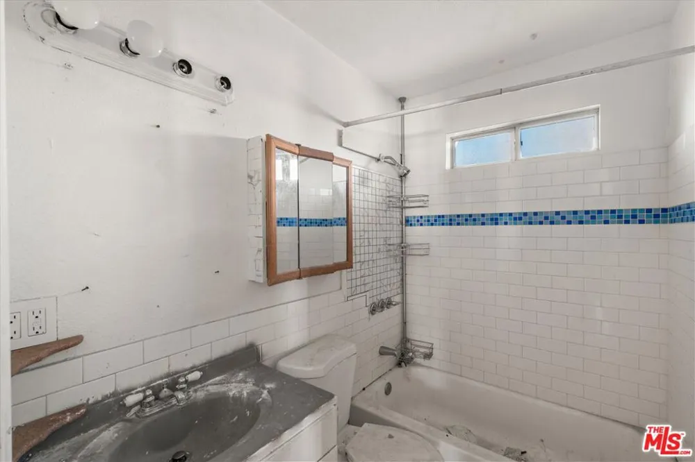 13770 Sproule Avenue Sylmar, CA 91342