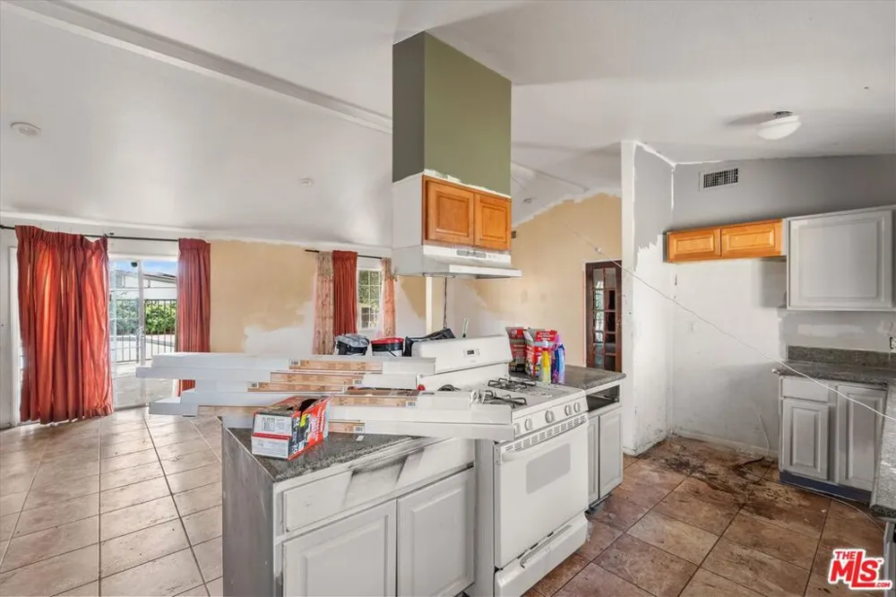 13770 Sproule Avenue Sylmar, CA 91342