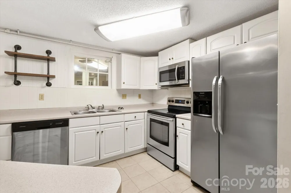 529 Alta Vista Drive Hendersonville, NC 28791