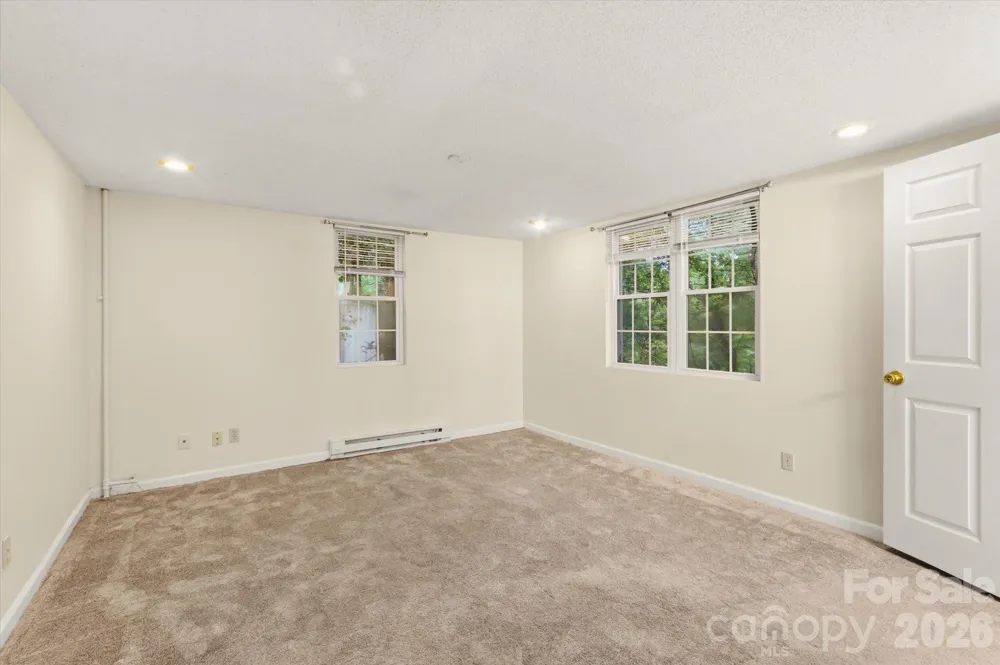 529 Alta Vista Drive Hendersonville, NC 28791