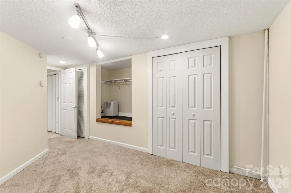 529 Alta Vista Drive Hendersonville, NC 28791