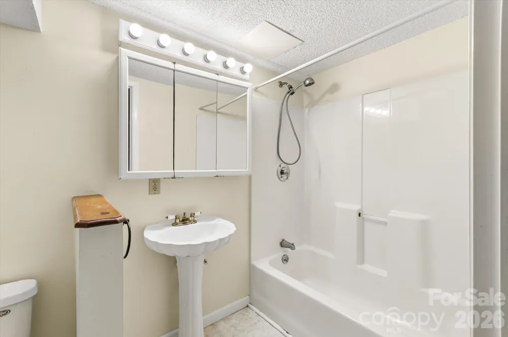 529 Alta Vista Drive Hendersonville, NC 28791