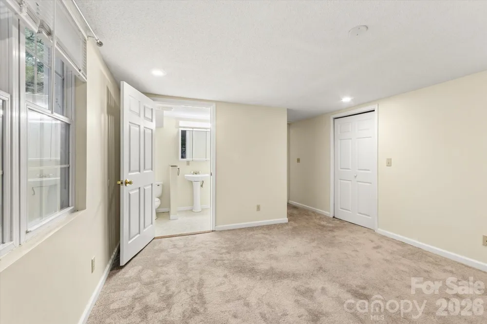 529 Alta Vista Drive Hendersonville, NC 28791