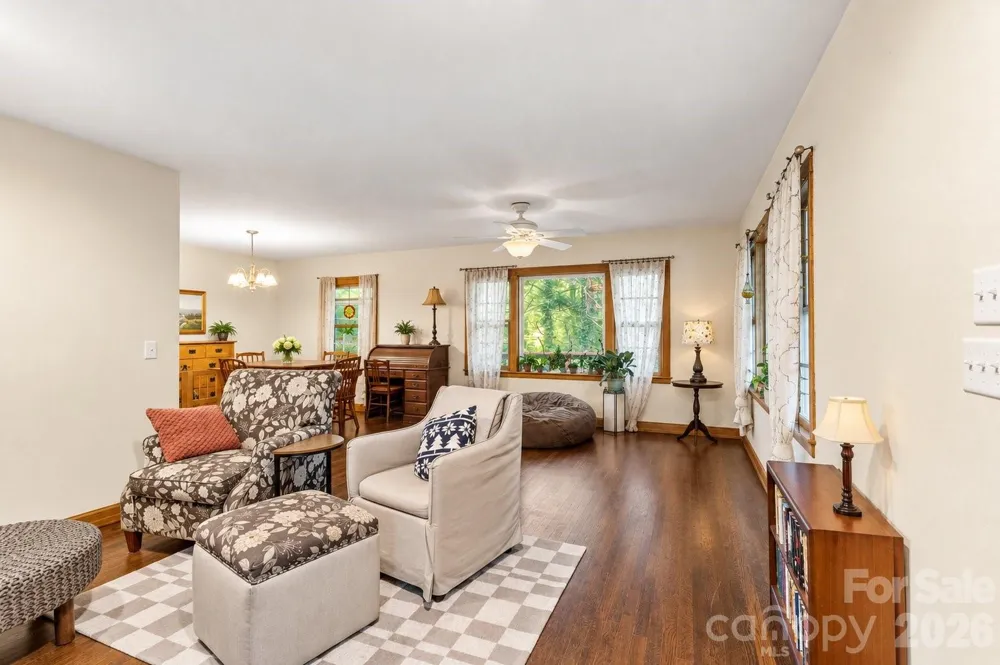 529 Alta Vista Drive Hendersonville, NC 28791