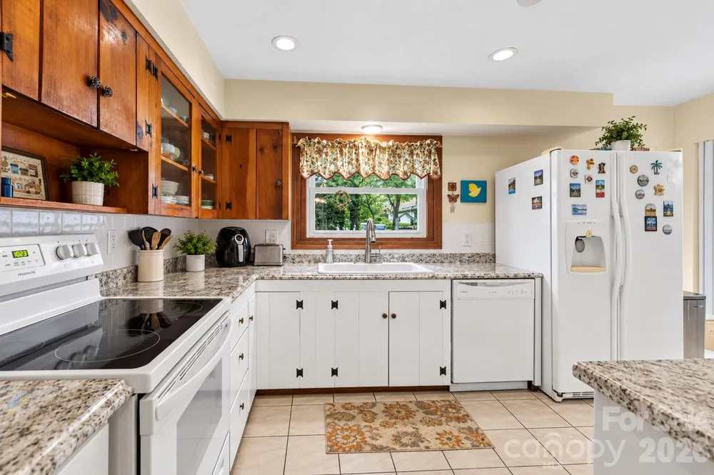 529 Alta Vista Drive Hendersonville, NC 28791