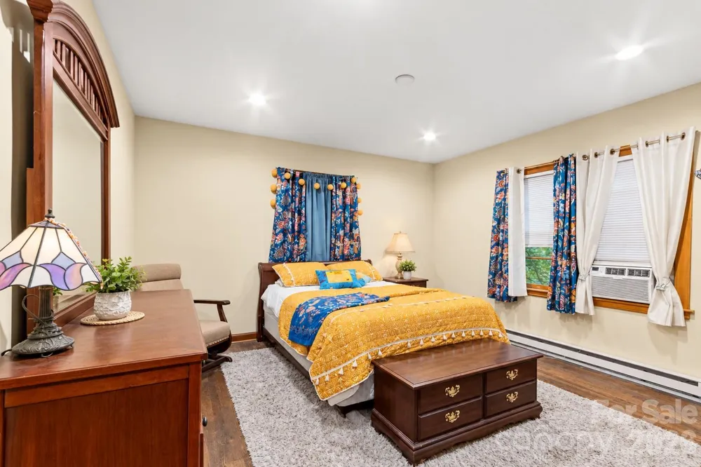 529 Alta Vista Drive Hendersonville, NC 28791