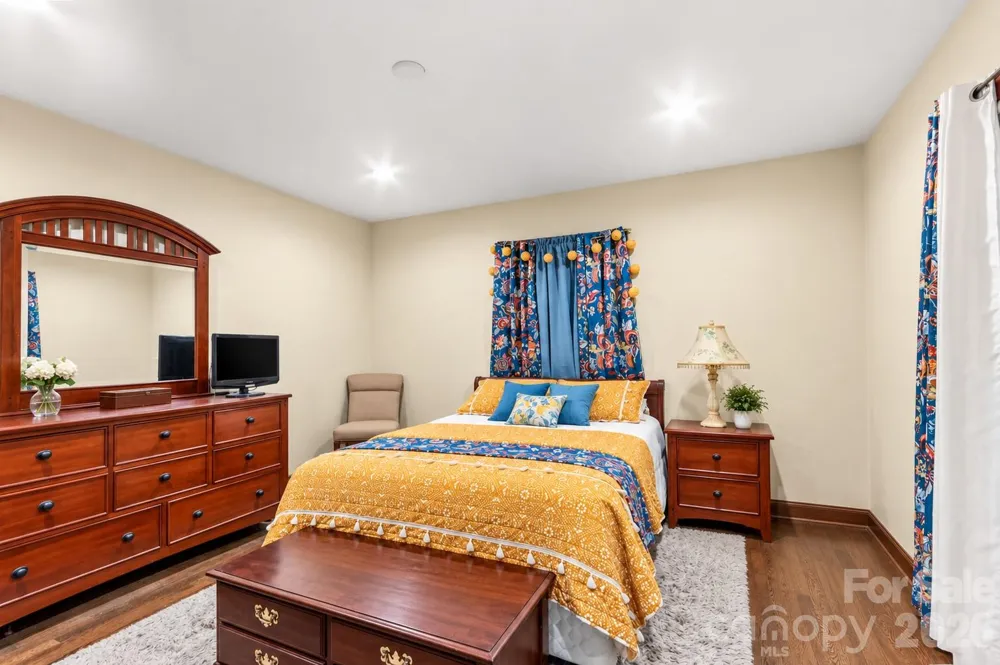 529 Alta Vista Drive Hendersonville, NC 28791
