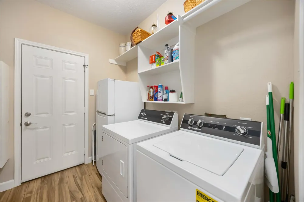 5498 Appleblossom Lane Friendswood, TX 77546