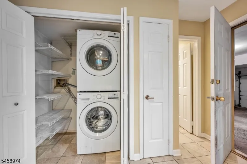 2 Ridgeview Ter Jefferson, NJ 07438