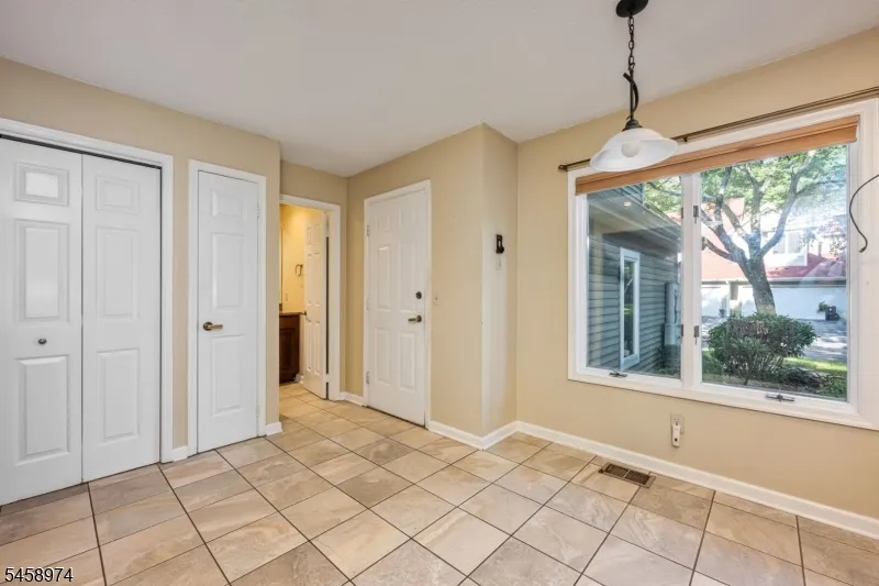 2 Ridgeview Ter Jefferson, NJ 07438