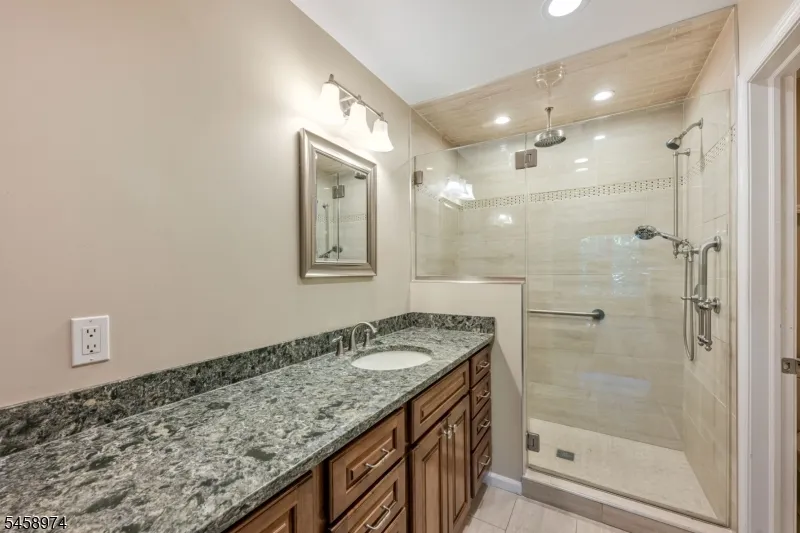 2 Ridgeview Ter Jefferson, NJ 07438