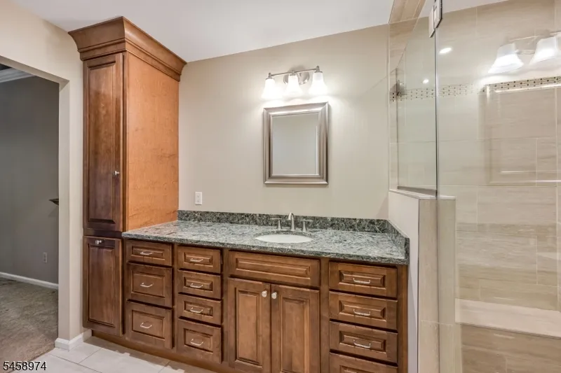 2 Ridgeview Ter Jefferson, NJ 07438