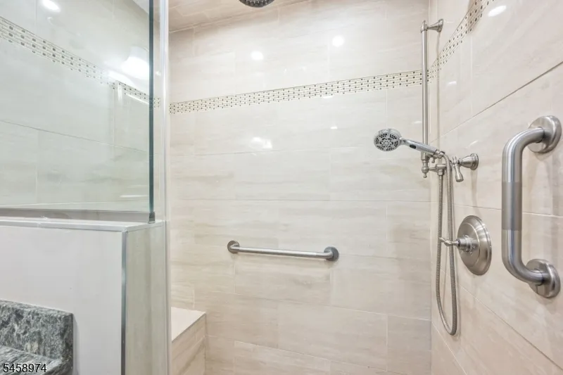 2 Ridgeview Ter Jefferson, NJ 07438