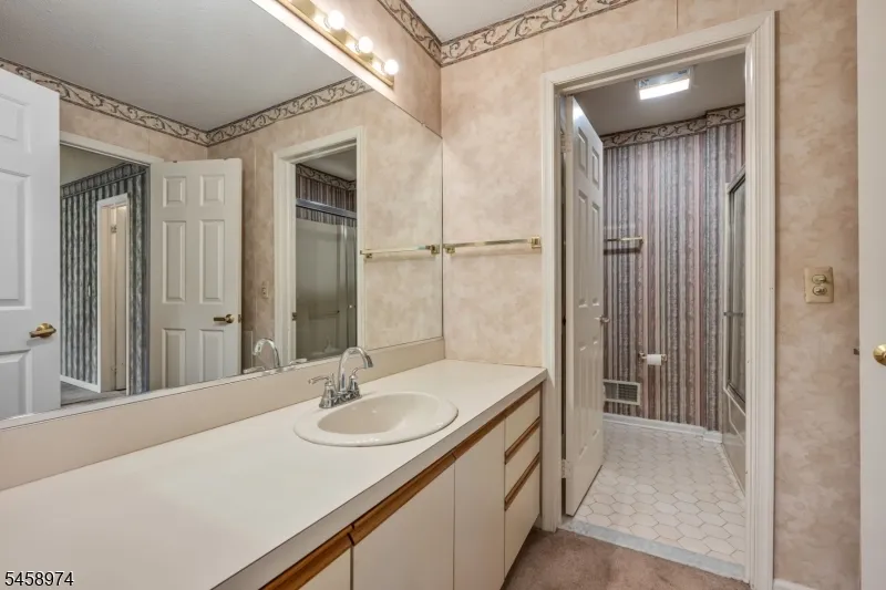 2 Ridgeview Ter Jefferson, NJ 07438