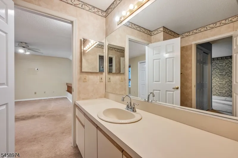 2 Ridgeview Ter Jefferson, NJ 07438