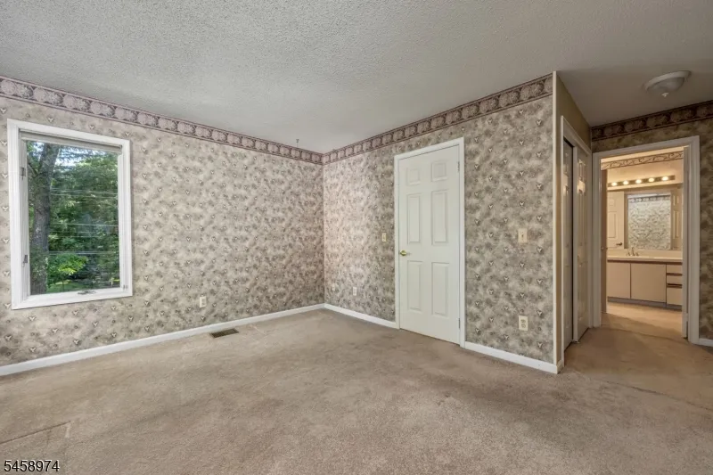 2 Ridgeview Ter Jefferson, NJ 07438