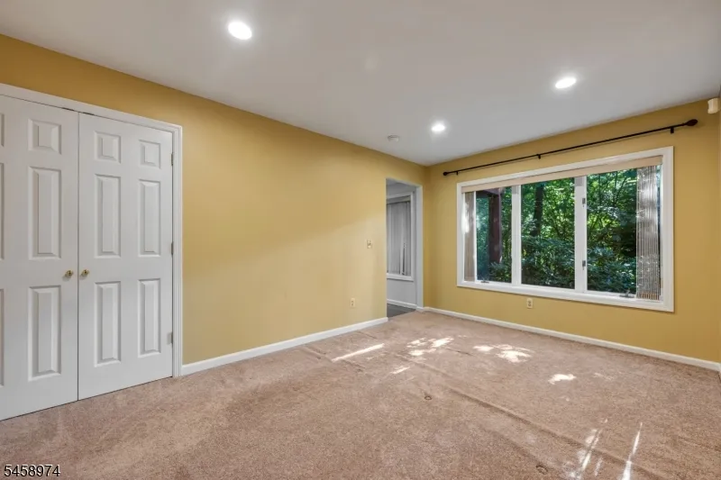 2 Ridgeview Ter Jefferson, NJ 07438