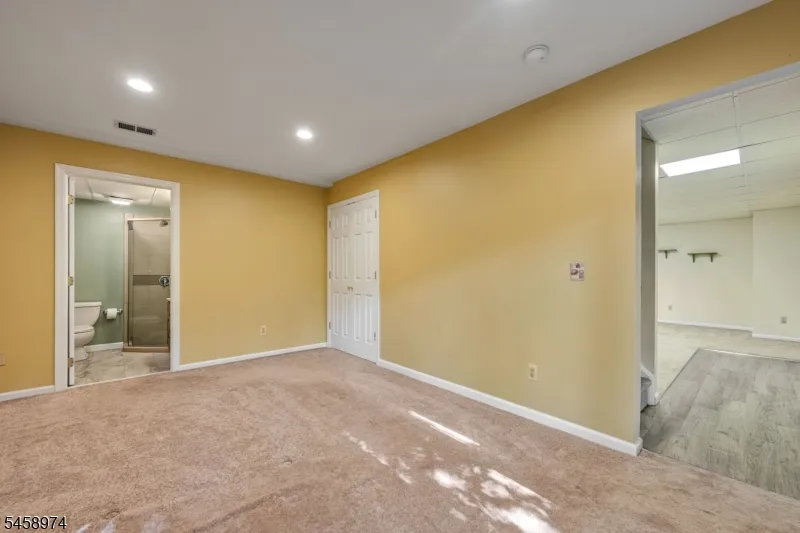 2 Ridgeview Ter Jefferson, NJ 07438