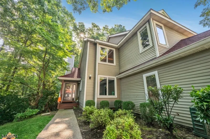 2 Ridgeview Ter Jefferson, NJ 07438