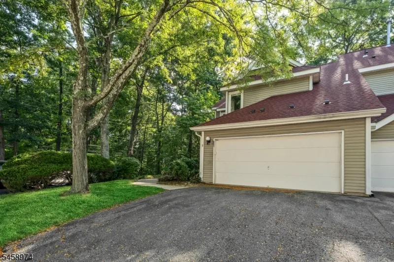 2 Ridgeview Ter Jefferson, NJ 07438