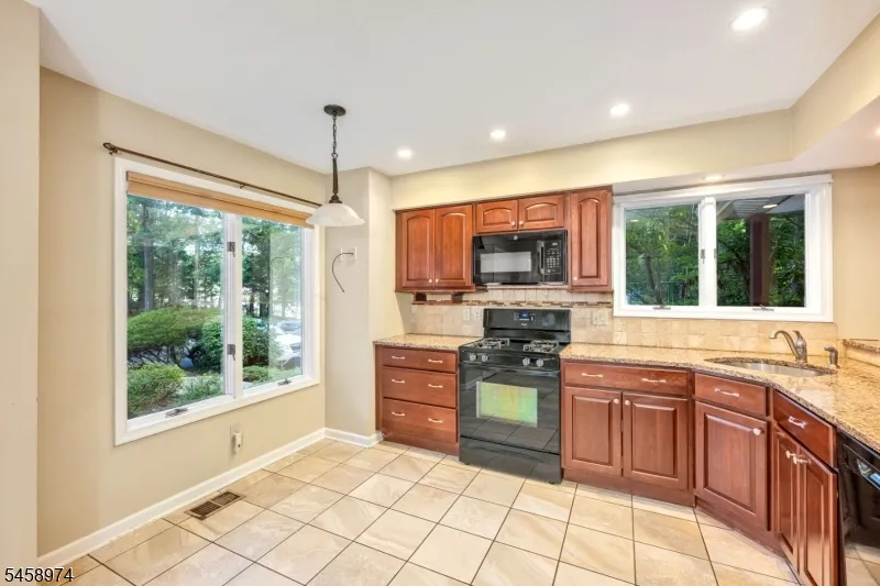 2 Ridgeview Ter Jefferson, NJ 07438