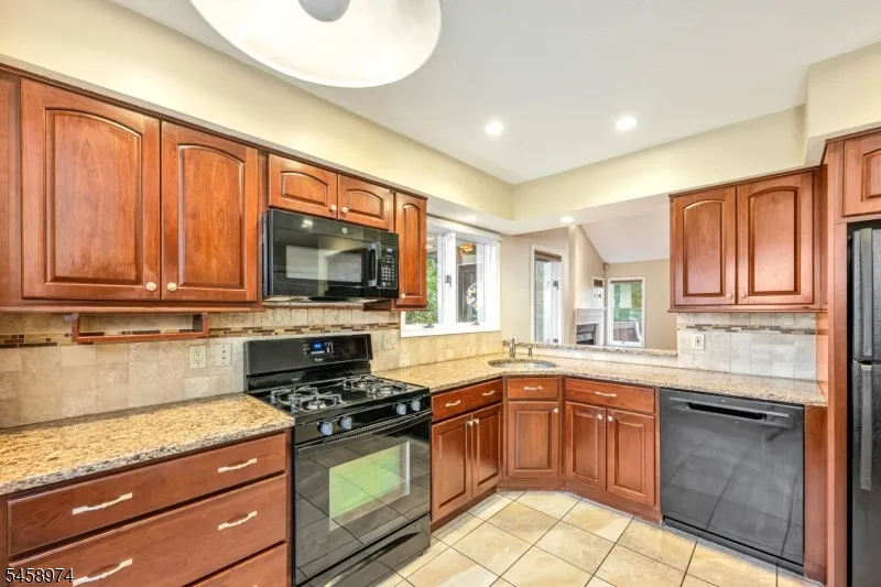 2 Ridgeview Ter Jefferson, NJ 07438