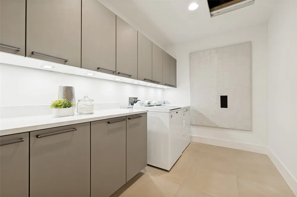 2025 Woodall Rodgers Freeway #23 Dallas, TX 75201