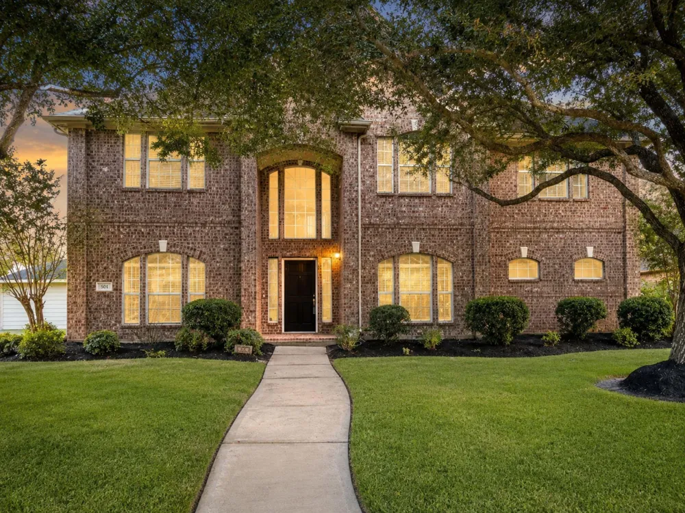 501 Falcon Lake Drive Friendswood, TX 77546