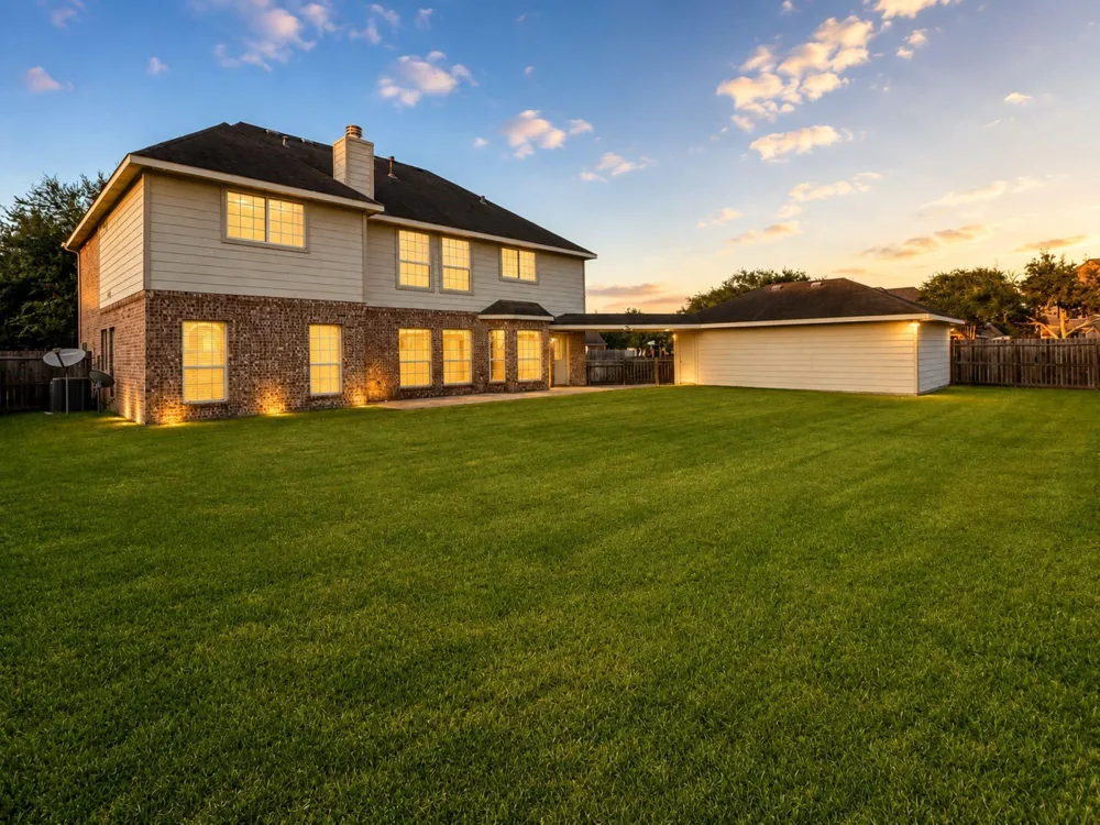 501 Falcon Lake Drive Friendswood, TX 77546