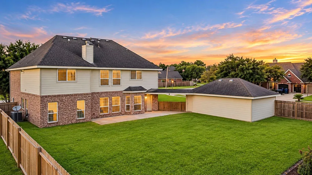 501 Falcon Lake Drive Friendswood, TX 77546