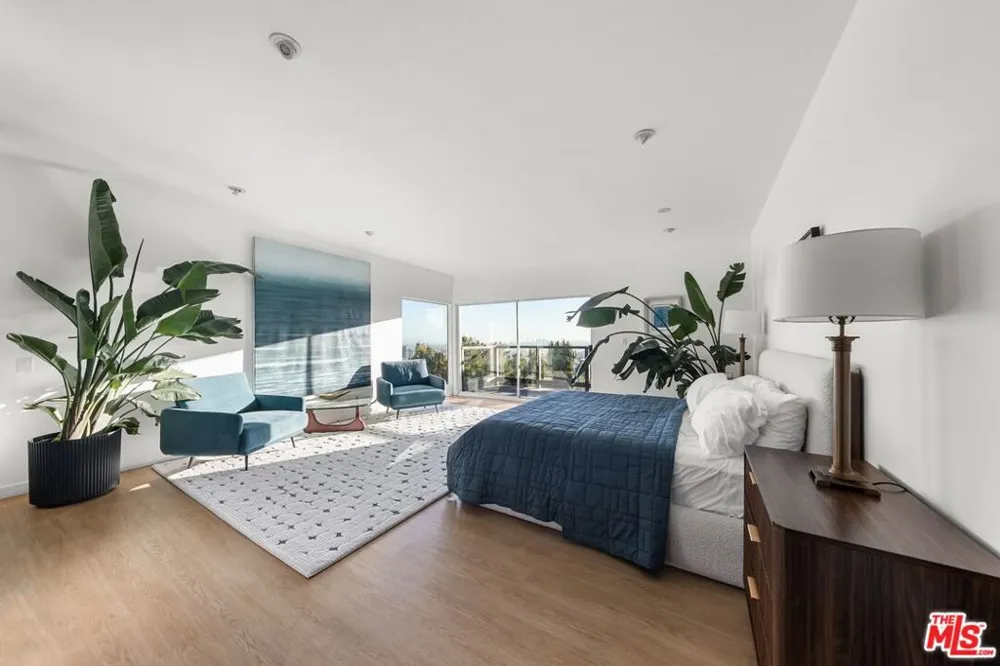 5690 Hill Oak Drive Los Angeles, CA 90068