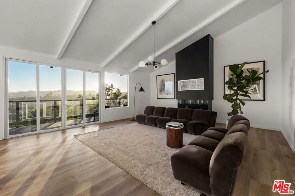 5690 Hill Oak Drive Los Angeles, CA 90068