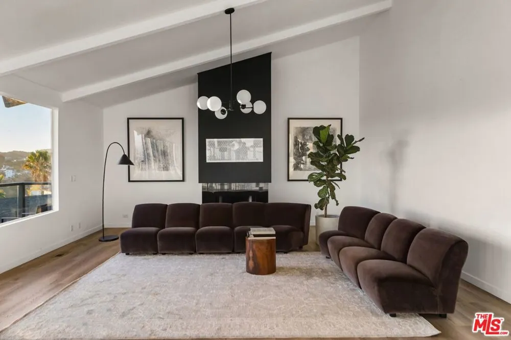 5690 Hill Oak Drive Los Angeles, CA 90068