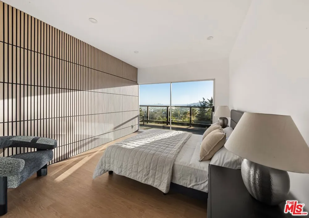 5690 Hill Oak Drive Los Angeles, CA 90068