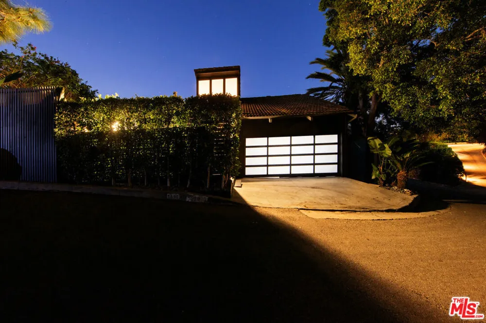 5690 Hill Oak Drive Los Angeles, CA 90068