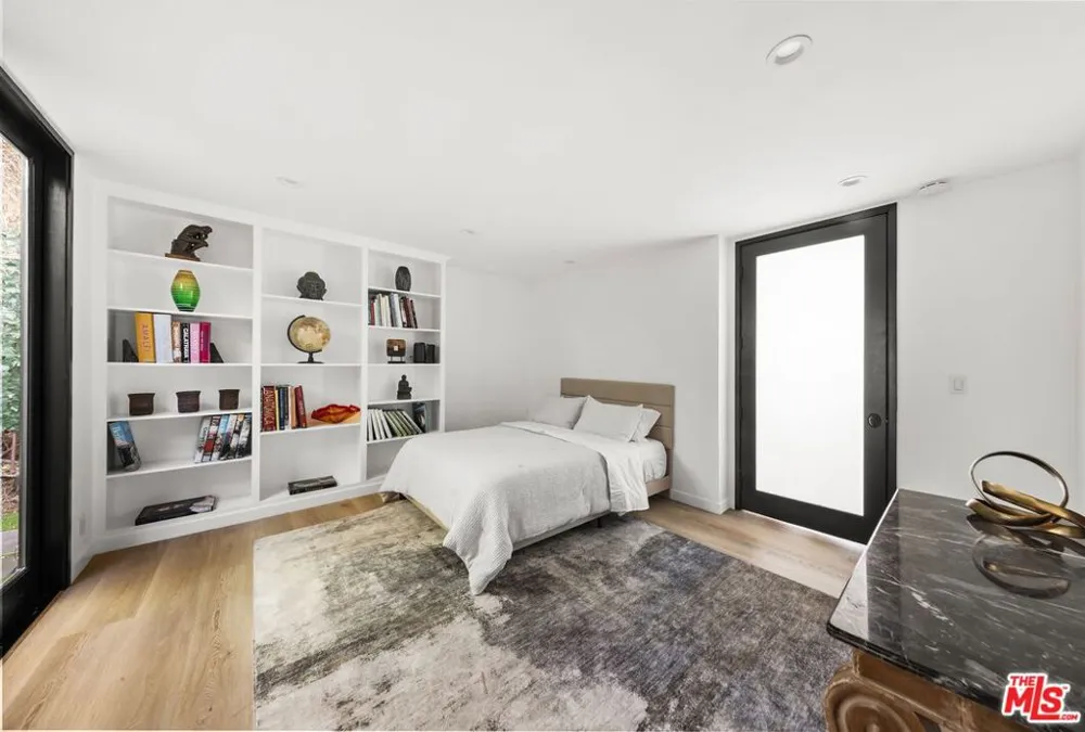 5690 Hill Oak Drive Los Angeles, CA 90068