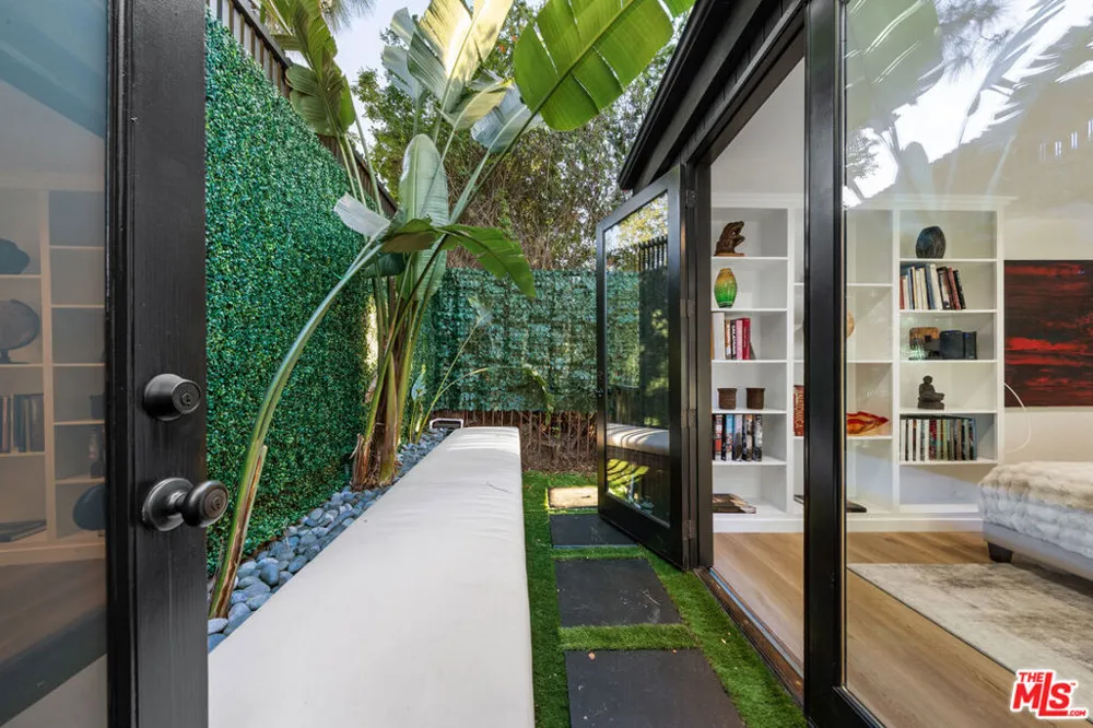 5690 Hill Oak Drive Los Angeles, CA 90068