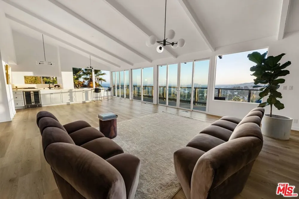 5690 Hill Oak Drive Los Angeles, CA 90068