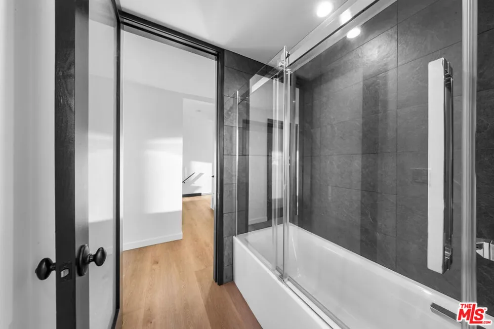 5690 Hill Oak Drive Los Angeles, CA 90068